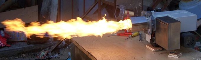 Stabiler Abfallölbrenner mit 114 mm Rohrdurchmesser und drei Düsen 0